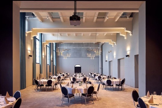 Multifunctional meeting and function rooms